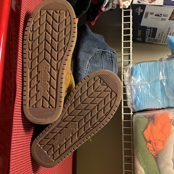 Gently used UGG Koolaburra Girls Boots size 3 or 5 - Picture 6 of 10